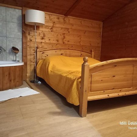 Idill Ueduelohaz Villa Tiszafured Luaran gambar