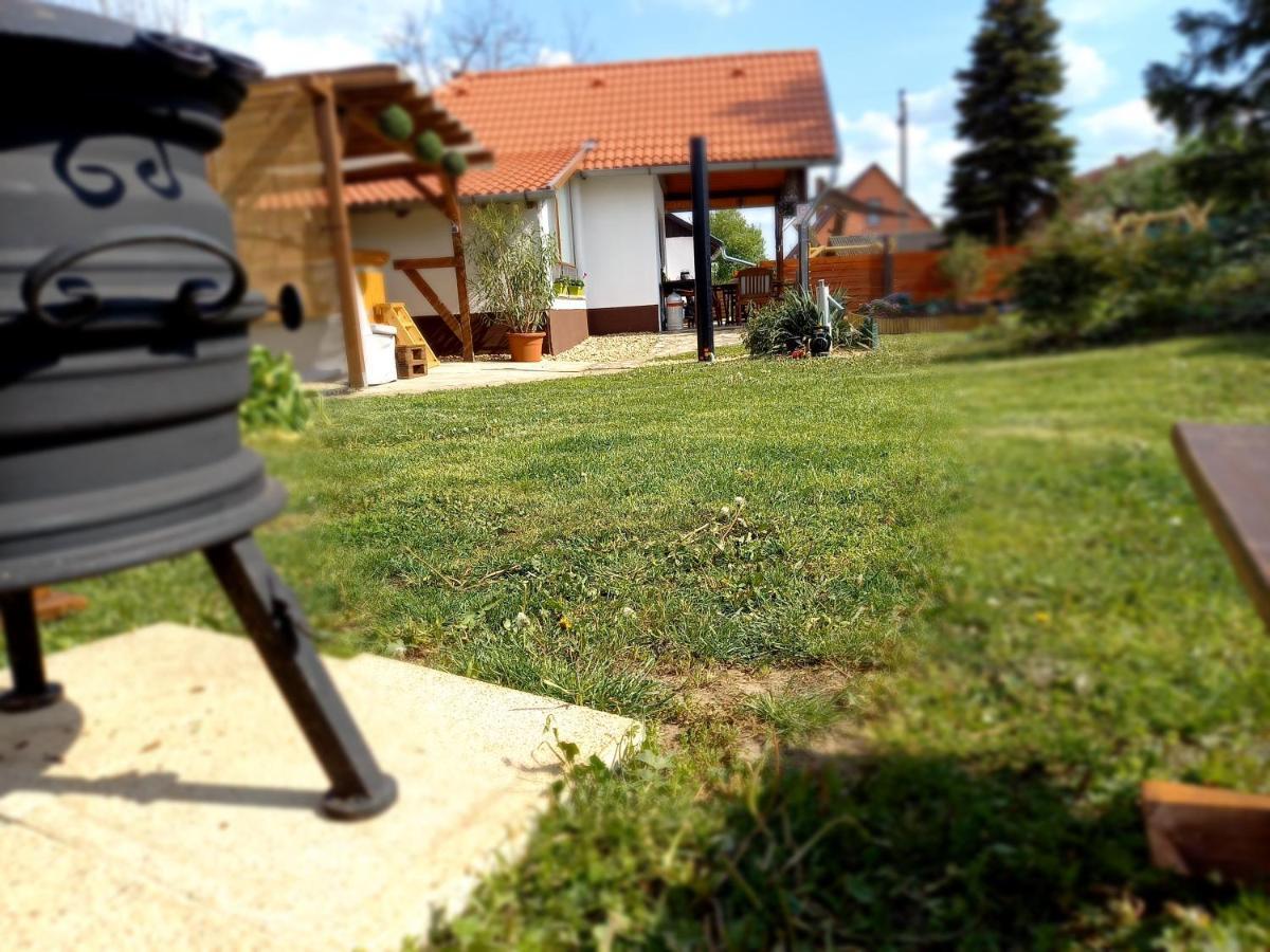 Idill Ueduelohaz Villa Tiszafured Luaran gambar